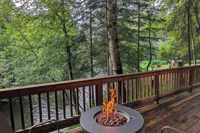 Image de Stunning creekview home, centrally located. With all the extras.