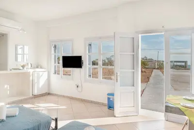 Image de Appartement \"Aegean Blue Santorini Perivolos 1\" avec vue sur la mer, terrasse partagée et Wi-Fi