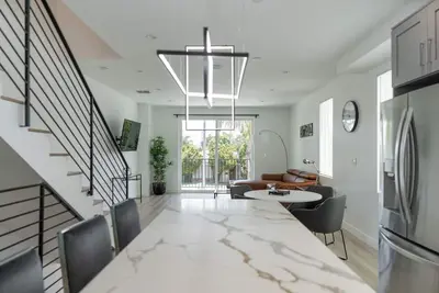 Image de Modern 3-4 Br Townhome Built 2023 w/ Office, Bonus Room, Garage & Ev Charger p64