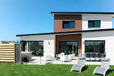 Image de Maison tout confort avec jacuzzi, à 2 pas de la plage! Jusqu'à 8 personnes