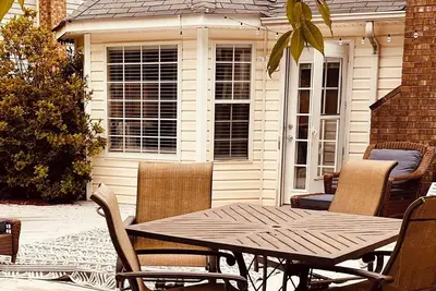 Image de The Poolhouse, Celebrate Summer, Gather the fam & friends this stay is for all!