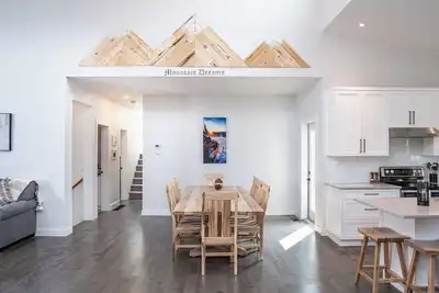 Image de Mountain Dreams - Revelstoke Home Near Rmr