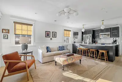 Image de The Lady Helène | 2 Blocks to King St