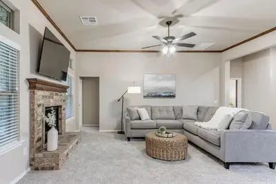Image de Brand New Home - Accessible to Yukon and Mustang!