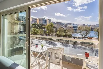 Image de Stunning - Seafront 3-Bedroom Sunny Side Sliema