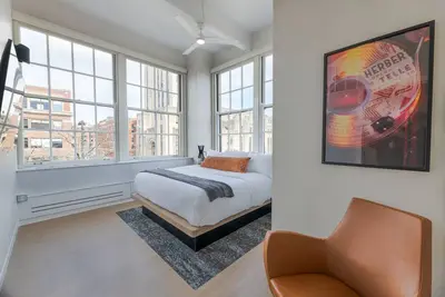 Newly Renovated 2br - Walk to Hard Rock Casino, Restaurants, Bars, Pet Friendly!