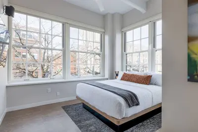 2br Tech-Powered Luxury, Pet Friendly! - Close to Restaurants, Casino & Bars