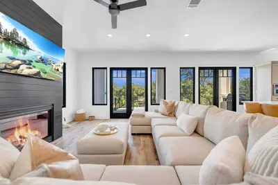 Image de Lakeside Villa | New Listing | Outdoor Oasis