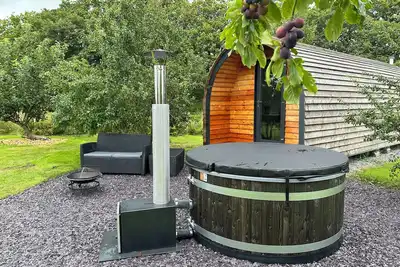 Image de Tyddyn Parthle Pod 1, romantic, with hot tub in Bontnewydd, Gwynedd