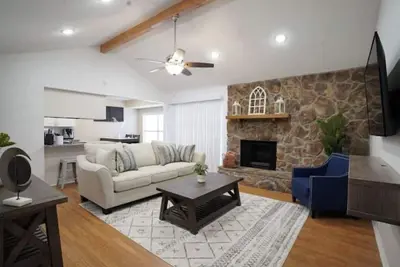 Image de Remodeled and Cozy! Perfect for Relocating/Business