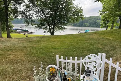 Image de Lake Front Cabin on Seneca Lake. Come play in the lake. \nSleeps 8, 5 beds