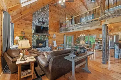 Image de Hot Tub, Sauna, GameRoom: Pool Table, Arcade, Ping Pong, Foosball. Hiking Nearby
