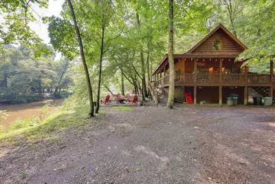 Image de Riverfront Ellijay Cabin w/ Deck + Pool Access!