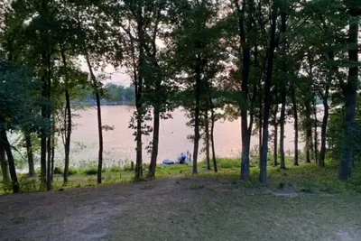 Image de Peaceful Lake House with pontoon boat rental on property. \n