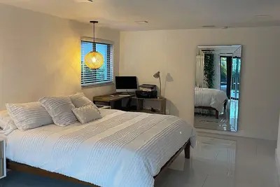 Image de Entertaining & Modern home, Champagne Spa & Gazebo