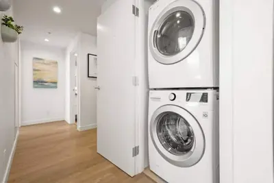 Image de New 3br Condo in Central Burnaby