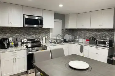 Image de Renovated Modern Stylish “Vibrant” 4bdrm Home