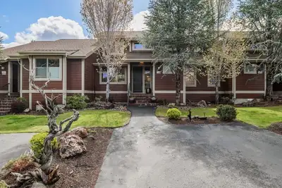Image de Sensational Designer's Townhouse in the heart of Eagle Crest.