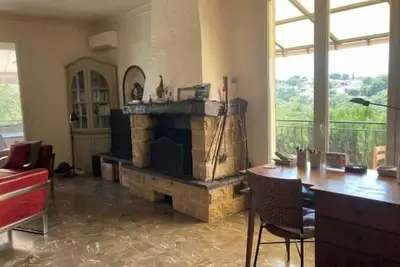 Image de Maison chaleureuse dans la verdure avec jardin