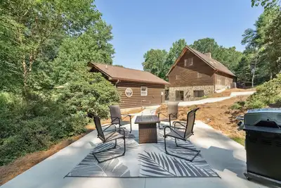 Image de Hickory Hideaway: Forest-View Haven w/ Fire Pit!