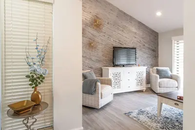 Image de 2 Bed Condo w/Pool 1 hr to Theme Parks and Beaches