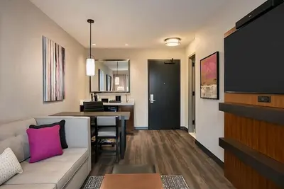 Image de Your Relaxing Getaway Awaits! Free Breakfast, Pool, Pets Allowed, Parking!