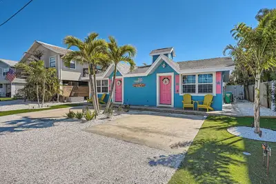 Image de Great Location, steps to beach, 2 bd home w/ private pool