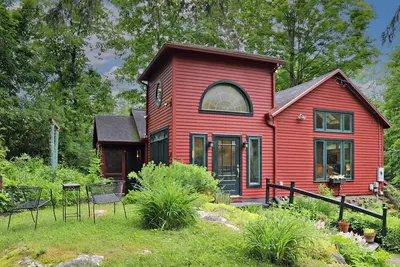 Berkshire Retreat- Stone's throw to downtown Lenox