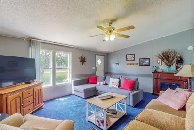 Image de Sunny Acreage - Prime Location Home with Beautiful Yard & Recent Renovations