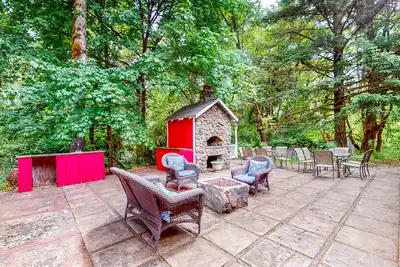 Image de Custom-Built - Large Deck, Griddle, and Washer/Dryer