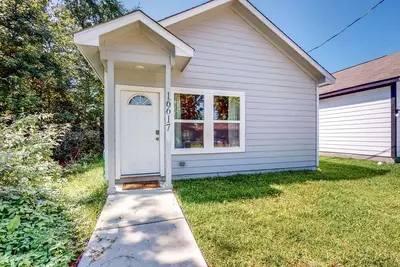 Image de Brand-New Home - Updated Kitchen, Yard, and W/D