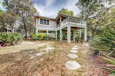 Image de Dog-friendly, riverfront home with screened porch, firepit, & private dock