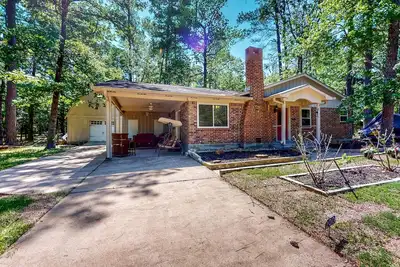 Image de Private and serene lake-view home with beach access