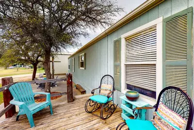 Image de Lakefront Home - Water Views - Outdoor Living