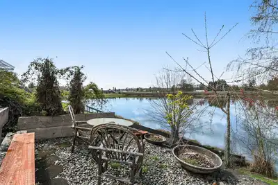 Image de Sprawling and colorful lakefront home with patio