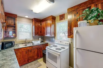 Image de Renovated abode close to downtown with patio, W\/D & enclosed yard - dog-friendly