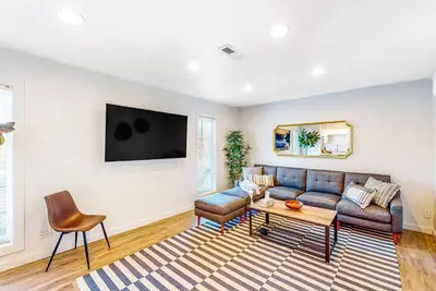 Image de Spacious gem with ample outdoor space, deck, & Ac - quick drive to Notre Dame