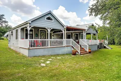 Image de 2 Cozy Cabins with Giant Hot Tub, Fire Pits, Fishing, Hiking and more