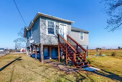Image de Stilt home near water - full kitchen, dog-friendly