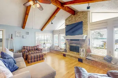 Image de Lakefront Home with Private Dock, Outdoor Kitchen - Dog-Friendly
