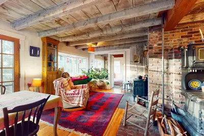 Image de Beautifully restored colonial home on first settler’s site - dog-friendly