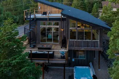 Minutes to Heavenly, Skiing & Downtown w/ Spa