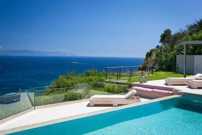 Image de Contemporary Seafront Villa, A/C, Private Pool, Steam Room, Sauna, Gym, Amazing Views - Near Spartia