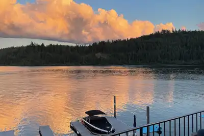 Image de Beautiful, updated lakefront home on Lake Coeur d’Alene - sleeps up to 8