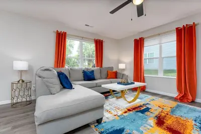 Bright and Bold: Colorful Haven in Central Ilm
