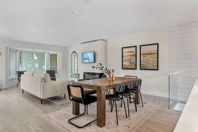 Image de InnerCity | 4 bed 3 bath | Ac | Poker | Xbox | Backyard Bbq | Lrt | shops & eats