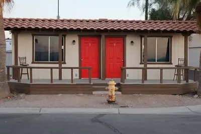 Image de Newly Renovated Bungalow thats Located within Walking Distance of Martinez Lake!