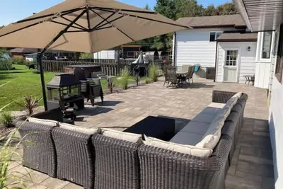 Image de In-town, beautiful area, hot tub, patio, 3bdr/2b