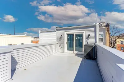 Image de Newly Renovated Bi-level Duplex with Roof Deck