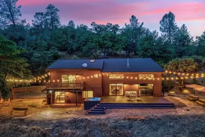 Image de Yosemite Sunrise House with hot tub/views/game room!